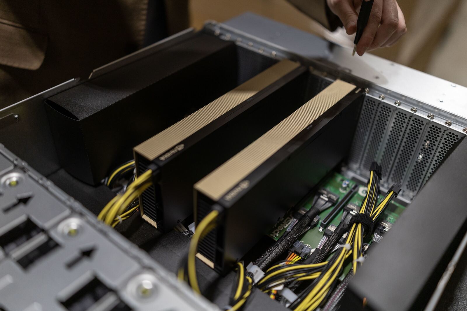 An opened B3IQ rack node with GPU cards, heatsinks and power cabling.